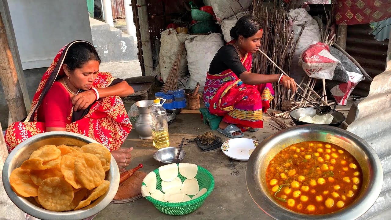 তীব্র শীতে গরম গরম লুচি -আলু দম 😍