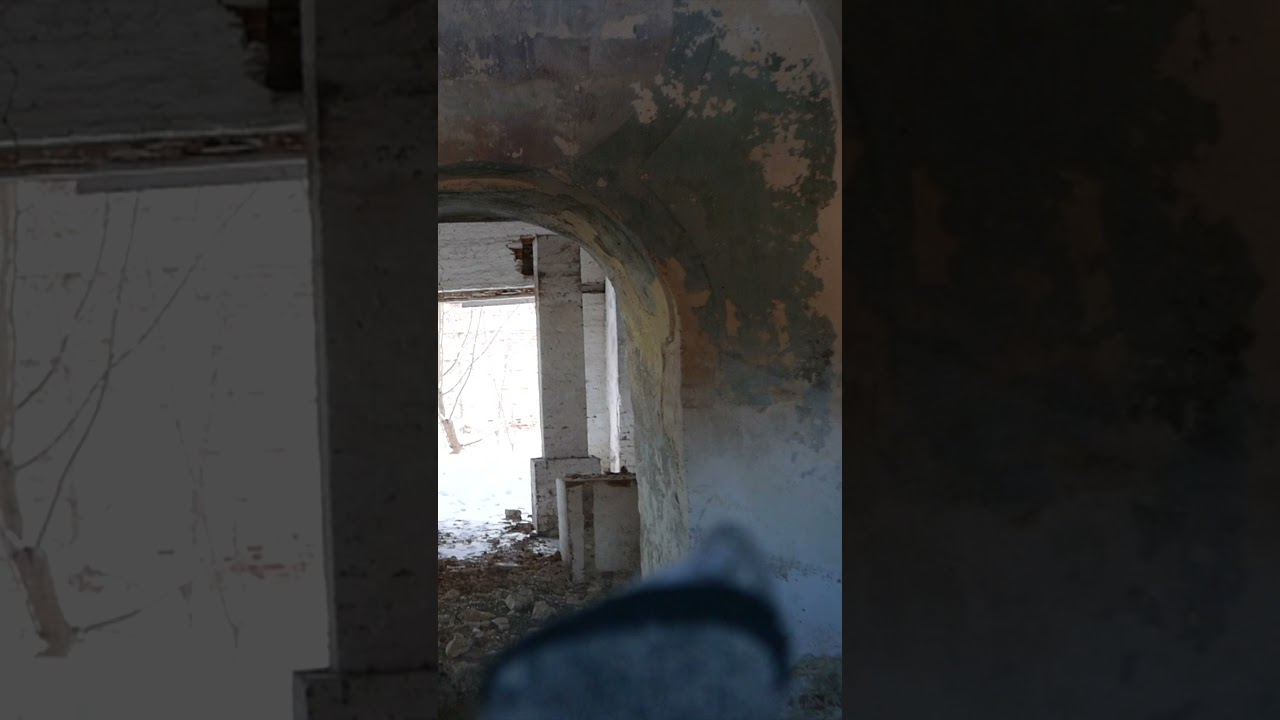 Несимметричный жертвенник. Криворукие или так задумано?