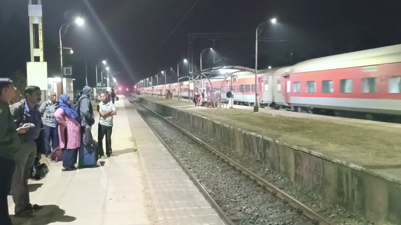 10105 DIVA SAWANTAWADI EXPRESS ARRIVING AT SAWANTAWADI ROAD STATION 