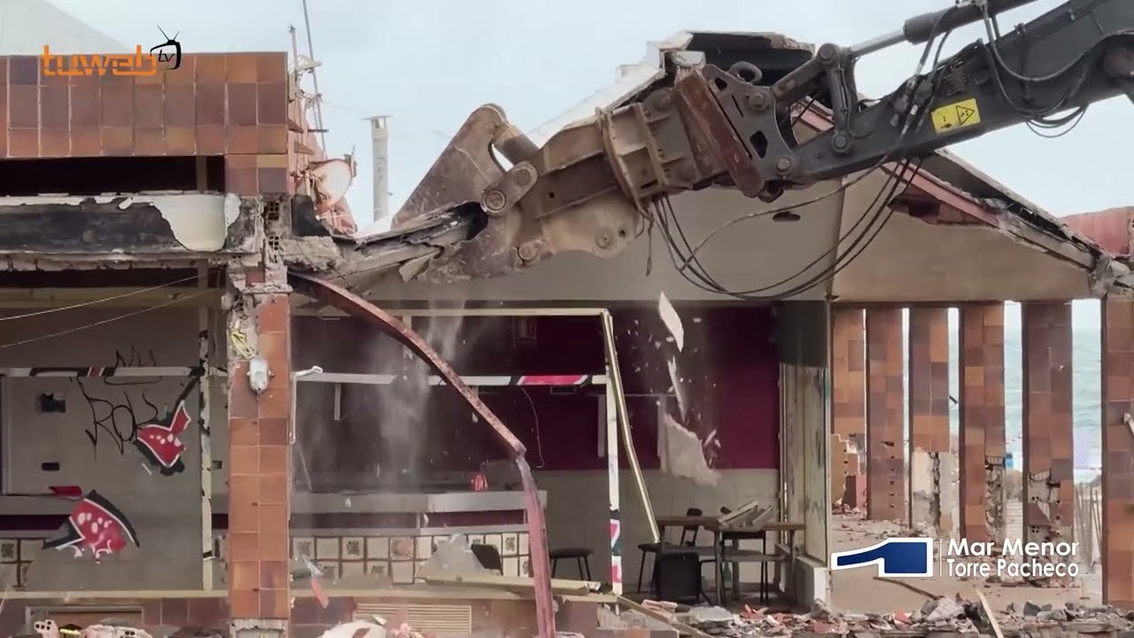 07.10.25. Comienzan las obras de demolición de las antiguas galerías en La Manga del Mar Menor