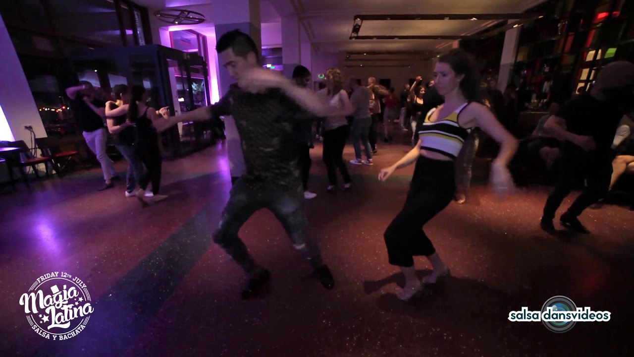 Sander en Rene dansen bij salsafeest Magia Latina