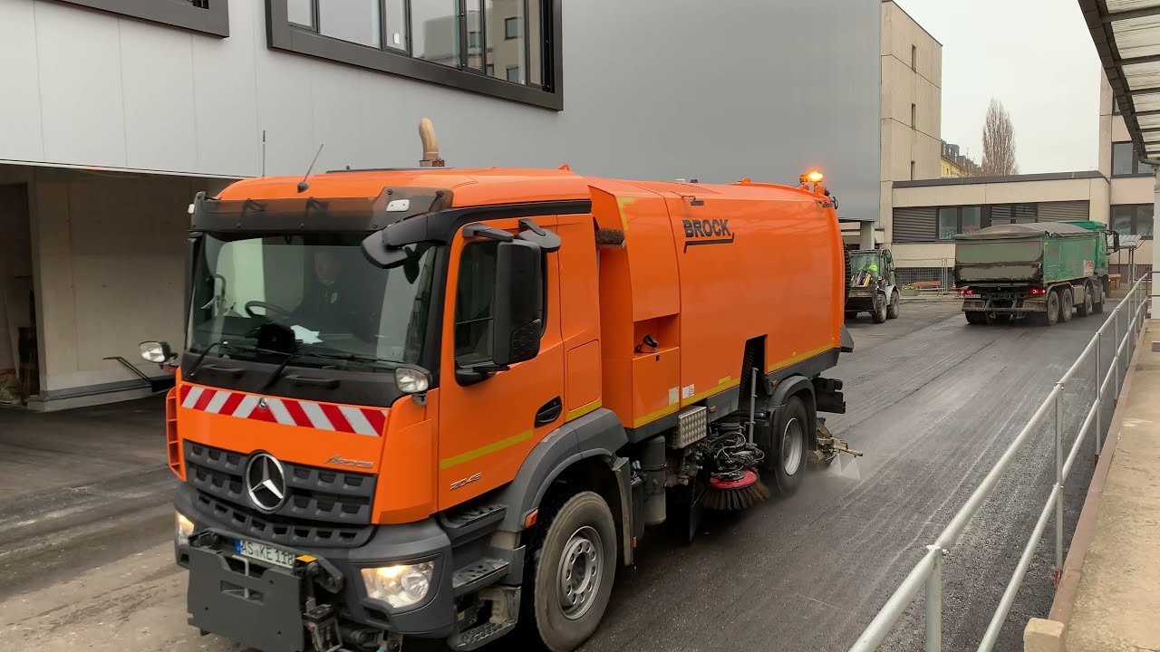 Straßenbau mit Kehrmaschine Brock an Mercedes-Benz