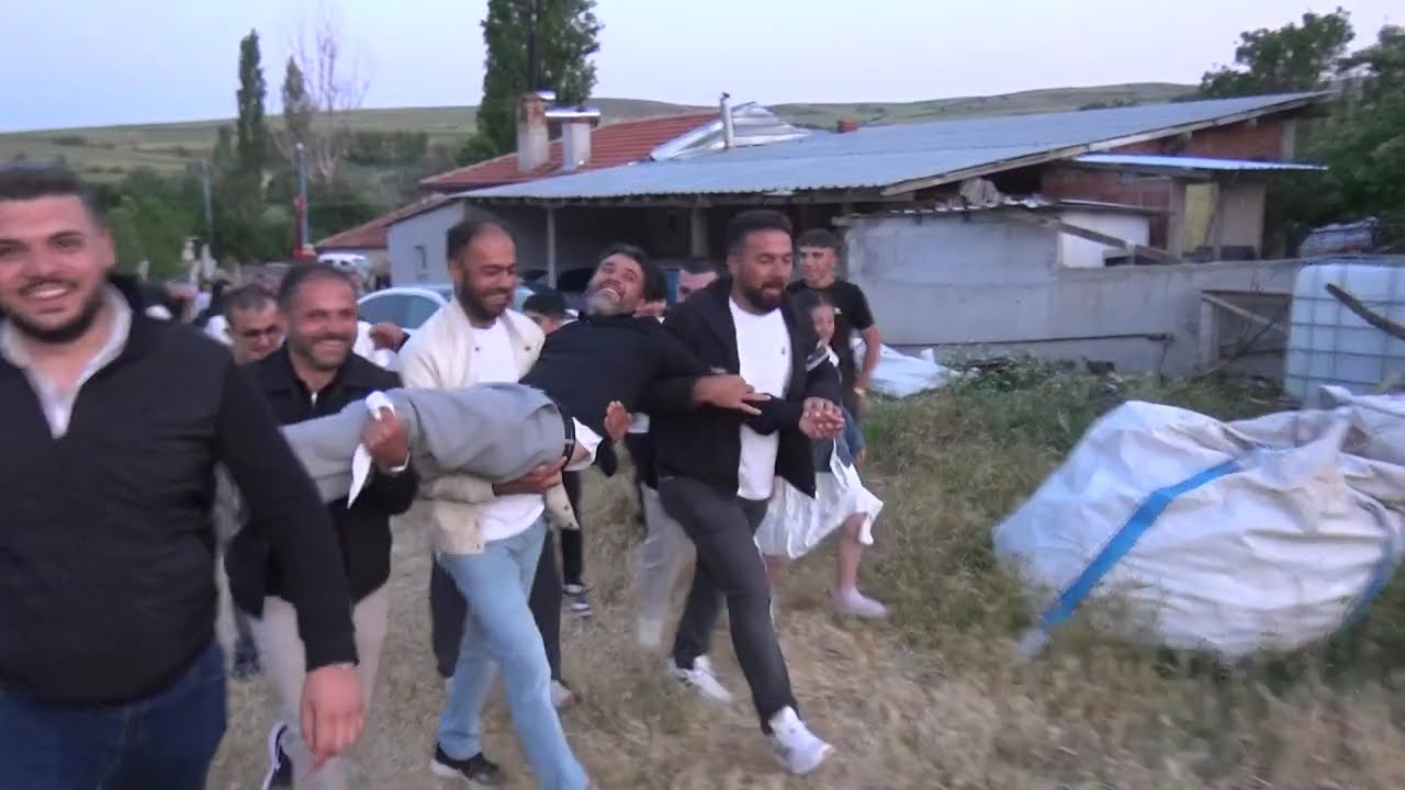 KÜÇÜK EKMEKÇİ KÖYÜNDE YILLARDIR SÜREN SUYA BASMA GELENEĞİ BU DÜĞÜNDEDE DEVAM ETTİ