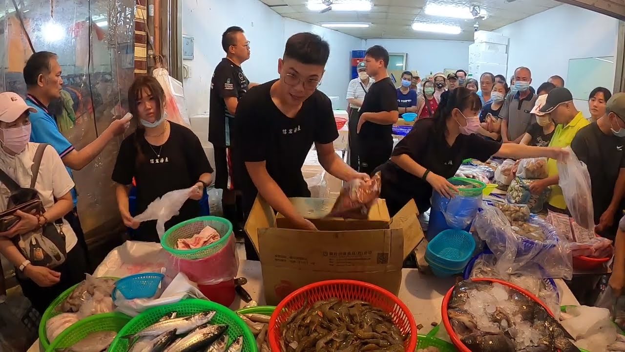 瘋狂買氣啊，根本沒有辦法幫忙留貨 #中彰海王子 #桃園大園 #海鮮叫賣 #海鮮拍賣