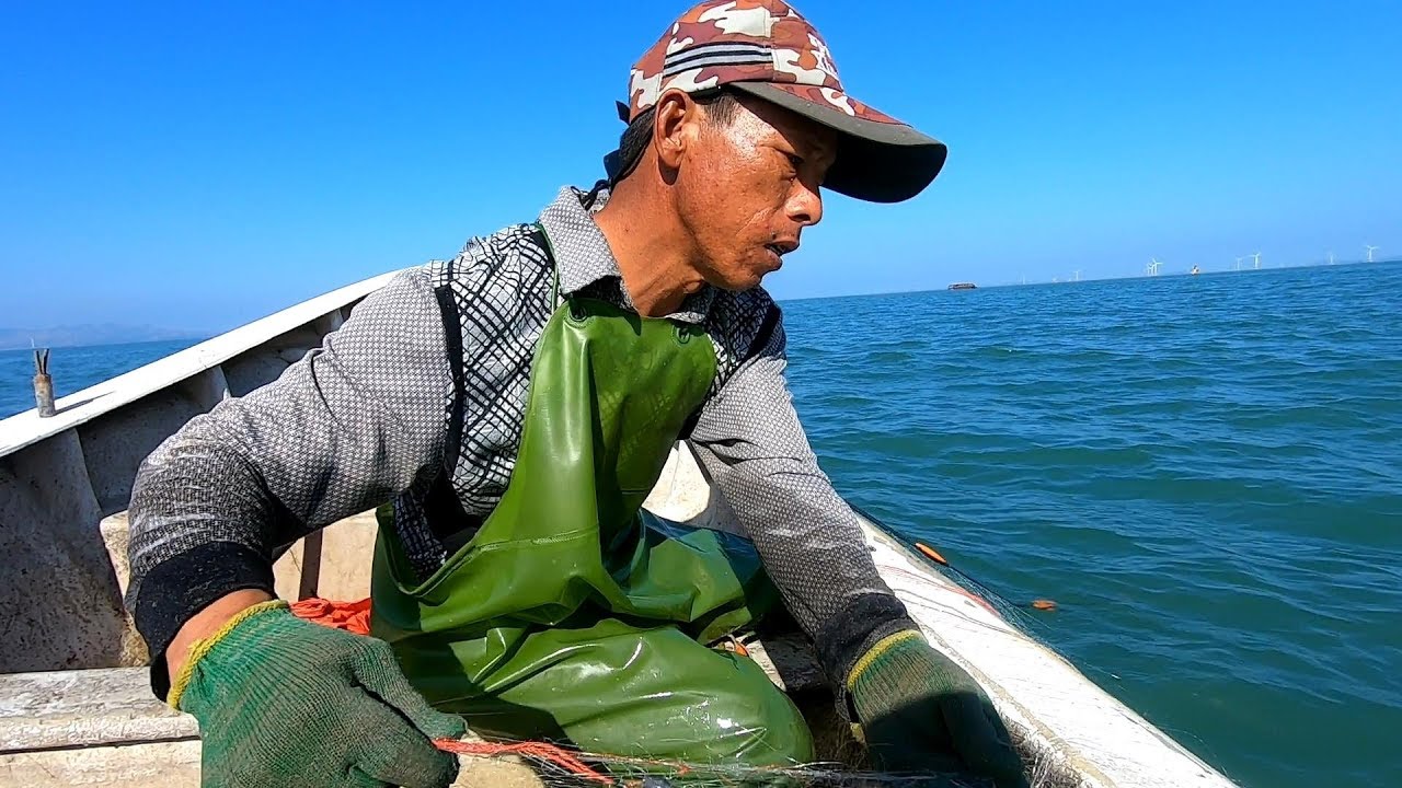 阿雄出外海心情大起大落，鱼货竟然越拉越多，到最后海货爆了两舱