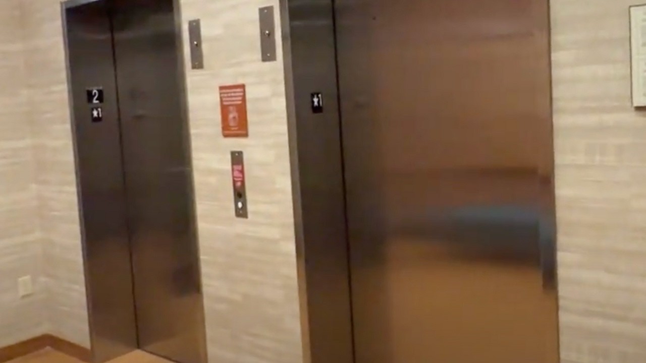 Поездка на лифте в отеле Towneplace Suites в Биг-Спринг, штат Техас