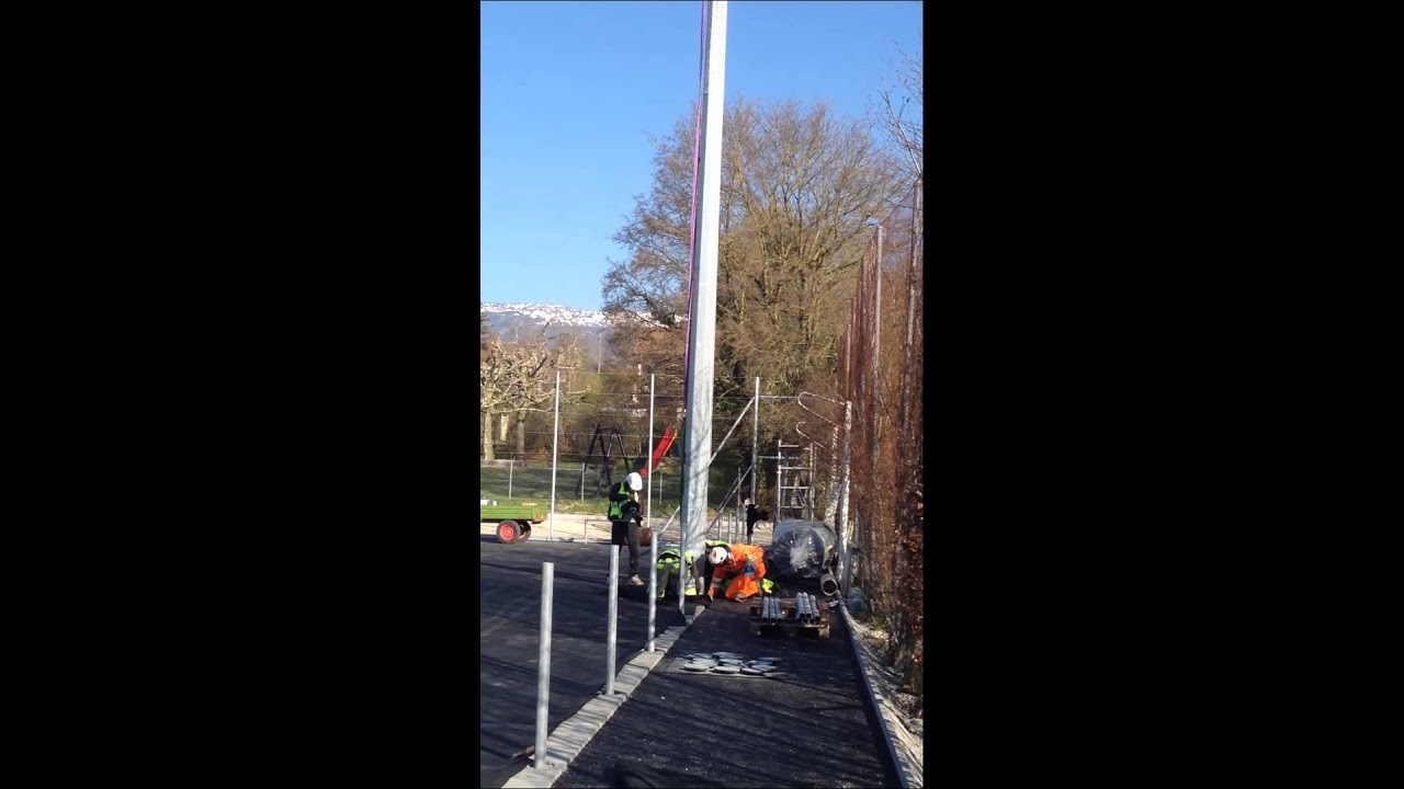 Pose de mâts d'éclairage au centre sportif de Satigny