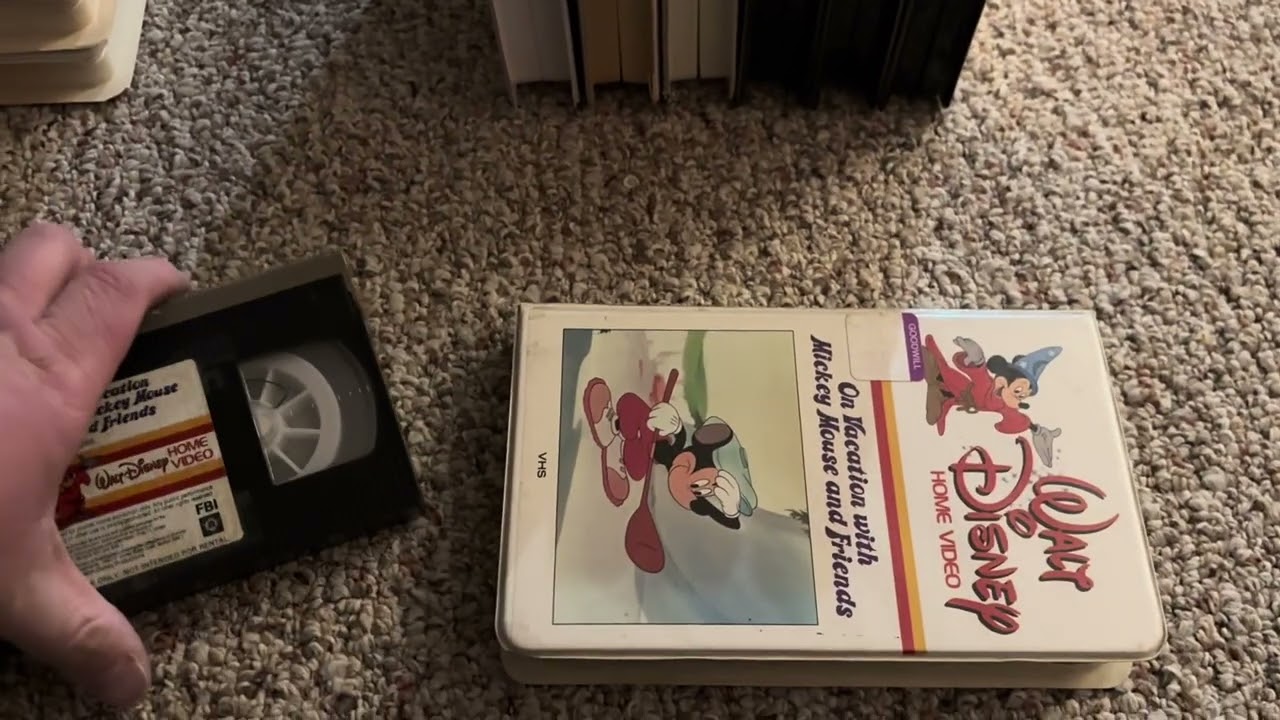 Моя коллекция VHS-кассет с неоновым Микки Маусом (издание 2026 года)