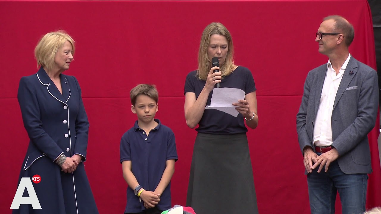 Zoon Edze en weduwe Femke Van der Laan openen expositie