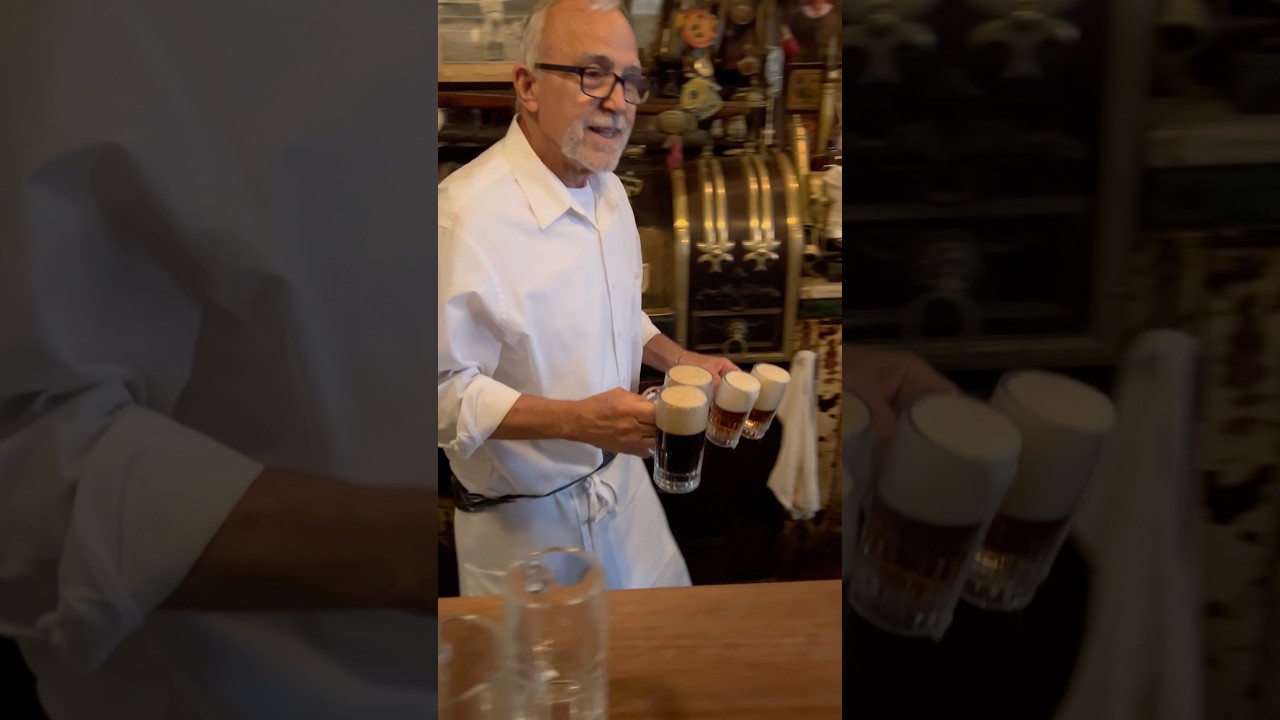 McSorley's Old Ale House NYC - старейший бар Нью-Йорка, работающий с 1854 года (Ист-Виллидж).