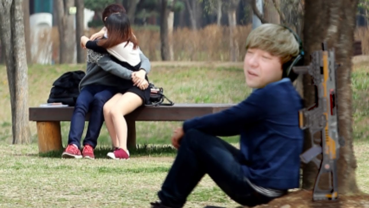 커플 사이 홀로 외로운 에이펙스