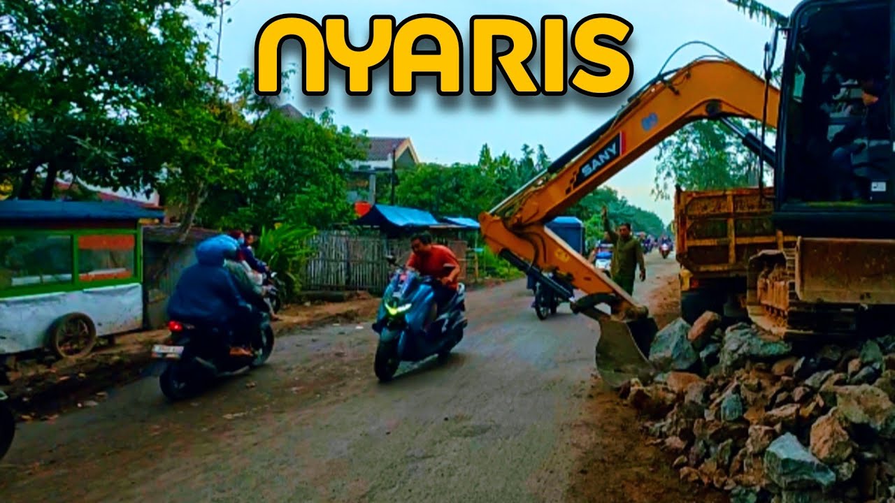 Lalin Padat, Pemotor Nyaris Kena Arm Beko Saat Loading Batu Untuk Turap di Alinda Bekasi Utara