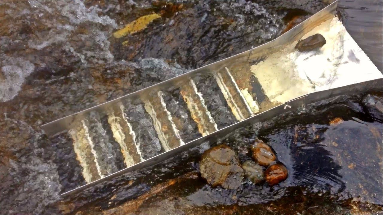 Alluvial Gold Prospecting - Sluicing for Gold in a Big River