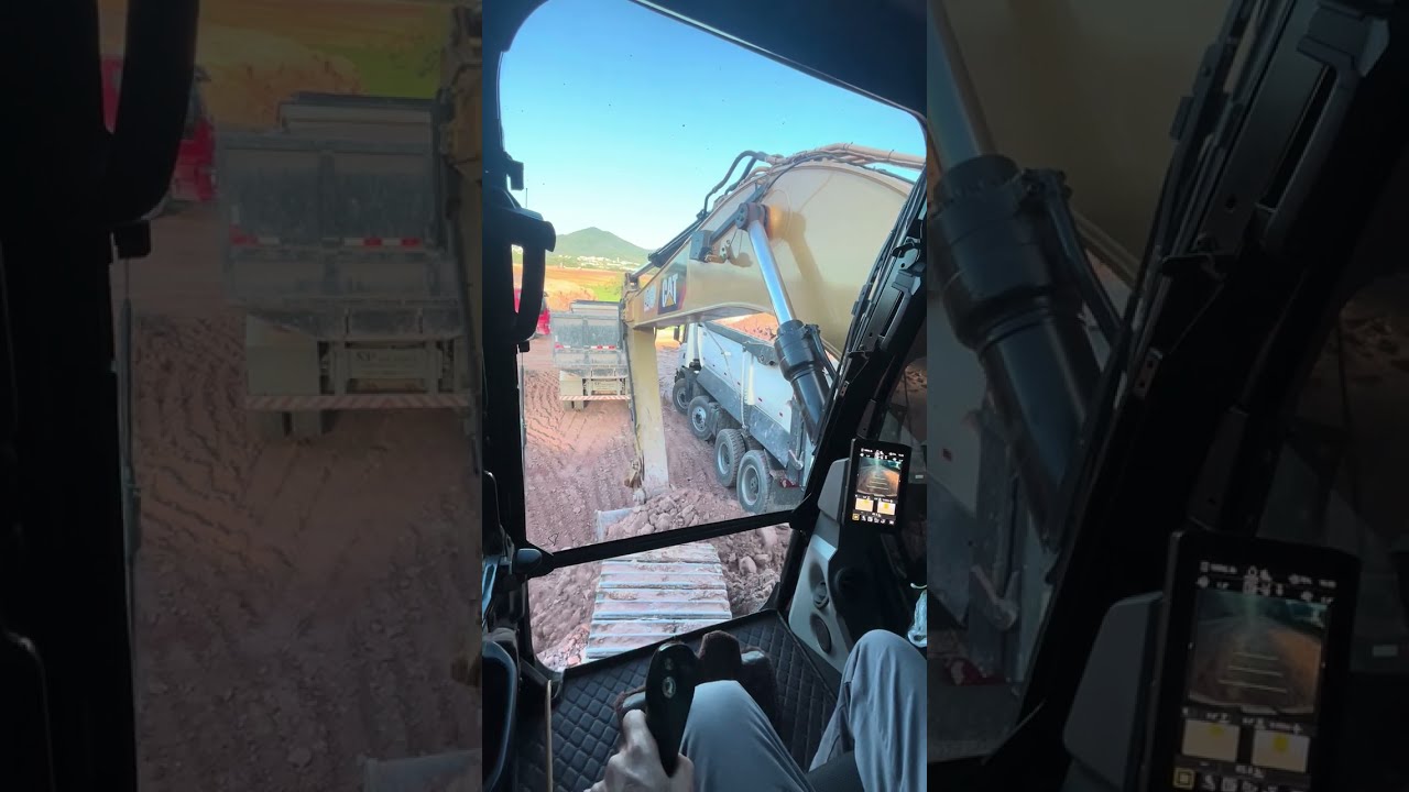 Escavadeira carregando caminhão caçamba na produção