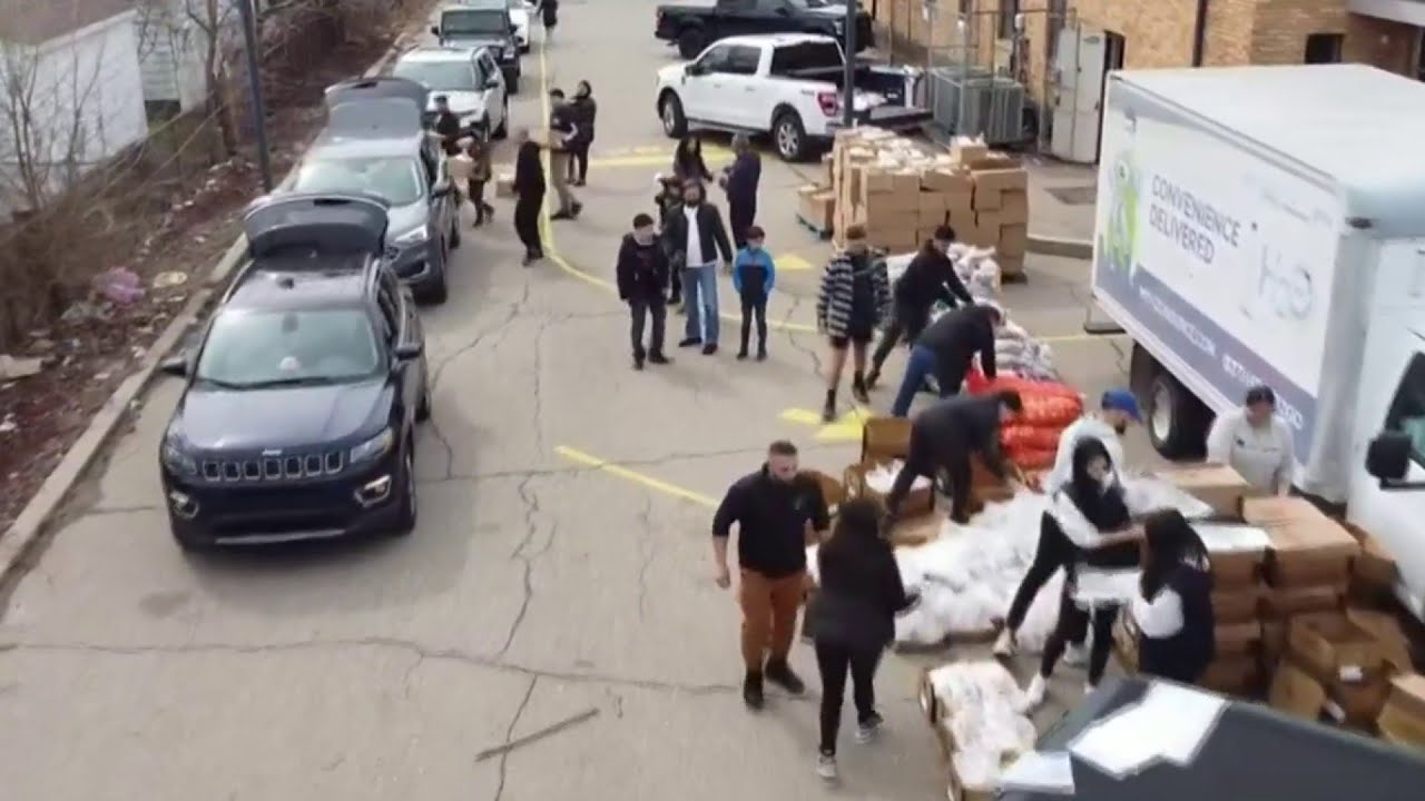 Volunteers pack food for needy families on first day of Ramadan
