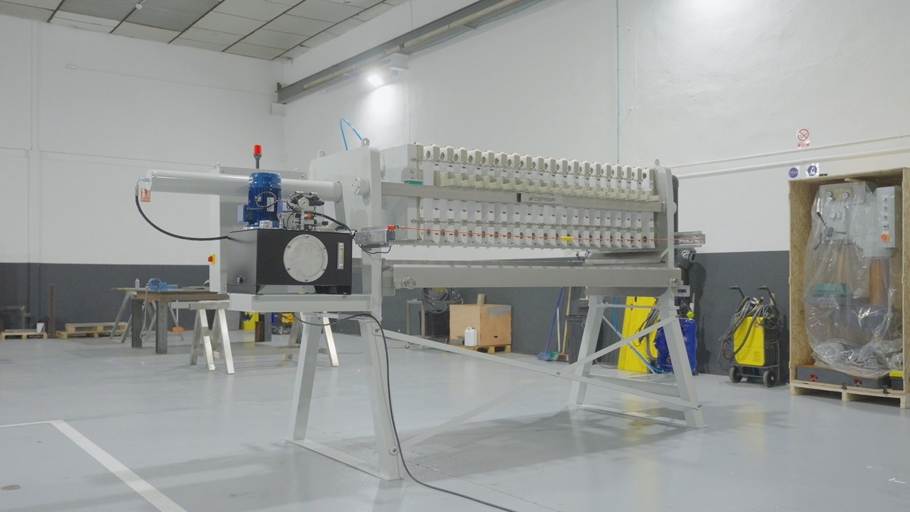 Semi-automatic filter press with plate shaker for sludge dewatering