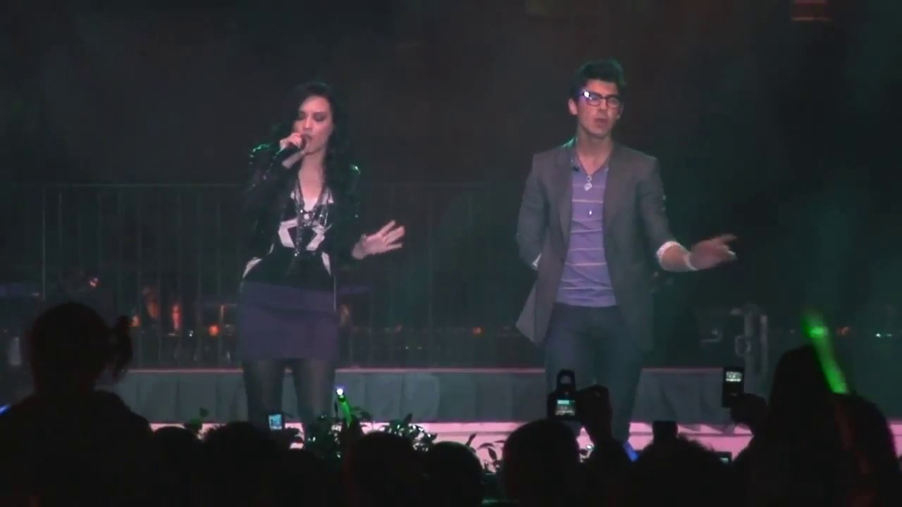 Demi Lovato and Joe Jonas sing 
