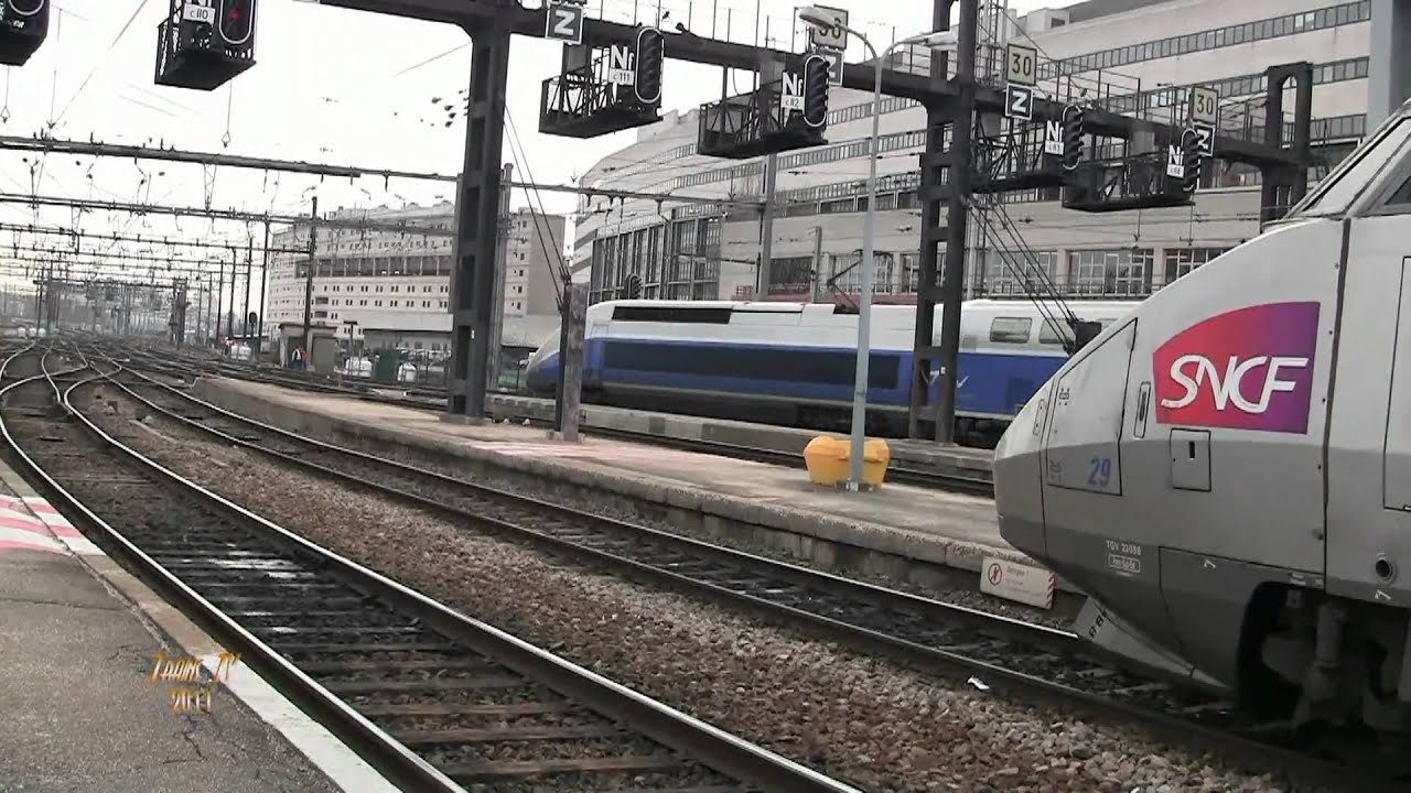 TGV en gares. TGV stations.