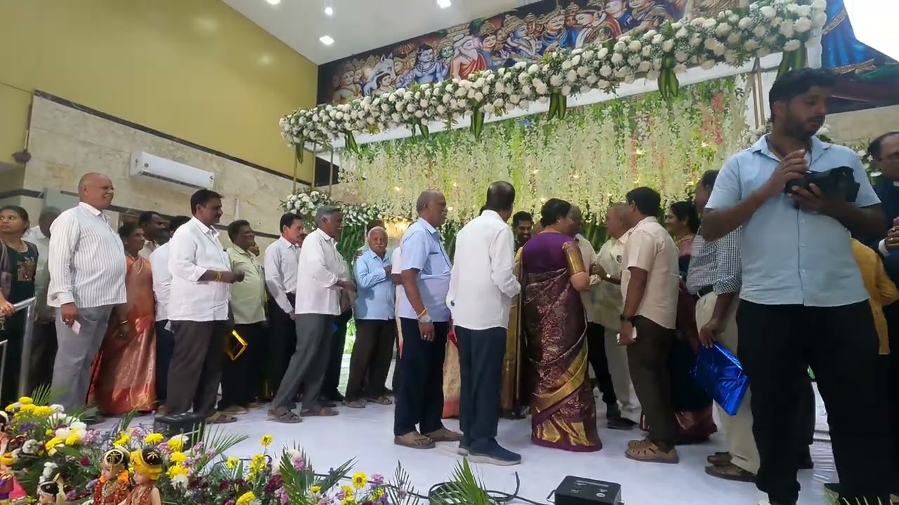 సాయిబాబా ఆలయ అర్చకుల కుమార్తెకు వివాహం కు  విచ్చేసిన పలమనేర్ ప్రముఖులు 
