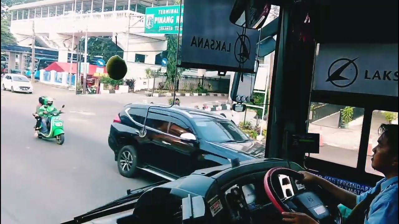 EXIT TOL TMII MENUJU HALTE TRANSJAKARTA PINANG RANTI.. ..
