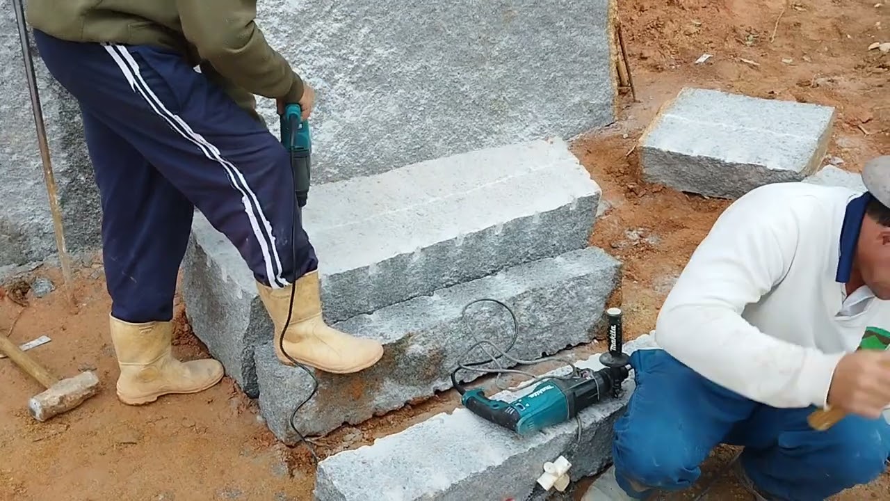 Pedreira do meu amigo Aldo e Sidnei cortando pedra com furadeira, pedra grana fina