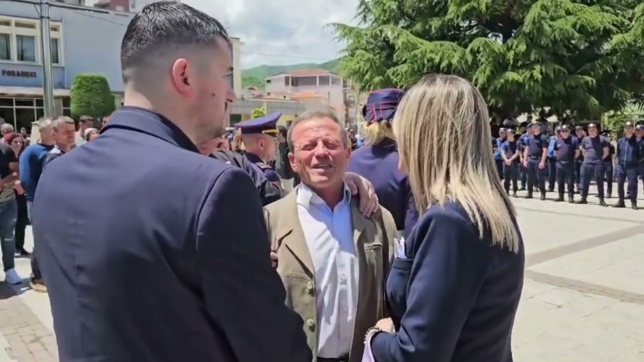 Top Channel/ Duartrokitje, lot e trishtim, i jepet lamtumira e fundit policit t&euml; vrar&euml;, mij&euml;ra...