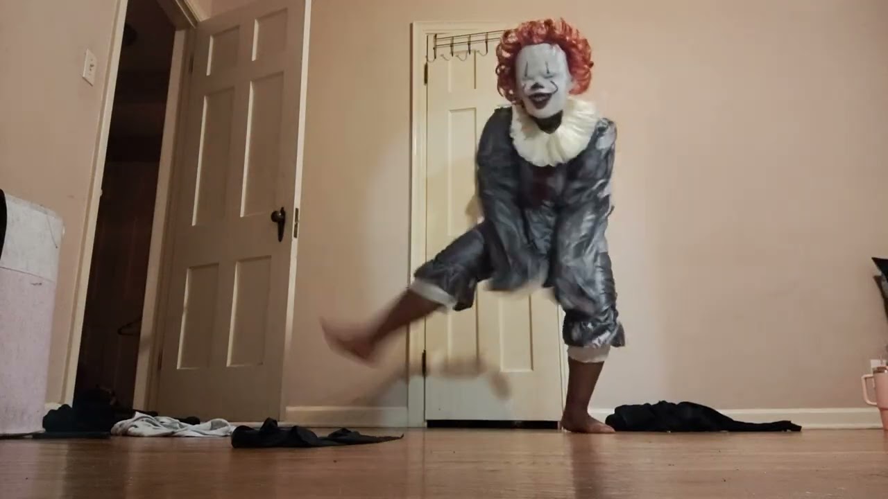 Trying on a pennywise costume 🎃🎃🎃 BOOOOOOOOO