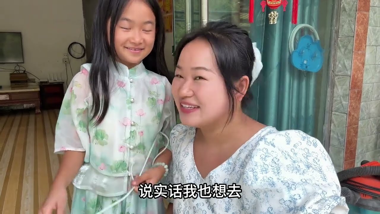 难得周末，带孩子们去河边玩水啦，绿水青山风景美如画 #我的乡村生活 #美丽的家乡山清水秀 #玩水的季节