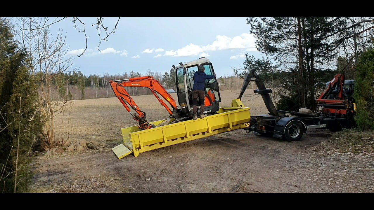 Loading excavator onto Mitsubishi Fuso truck