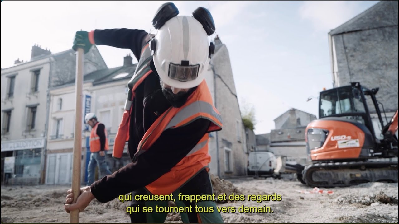 Film Angerville, r&eacute;habilitation de la place du village.