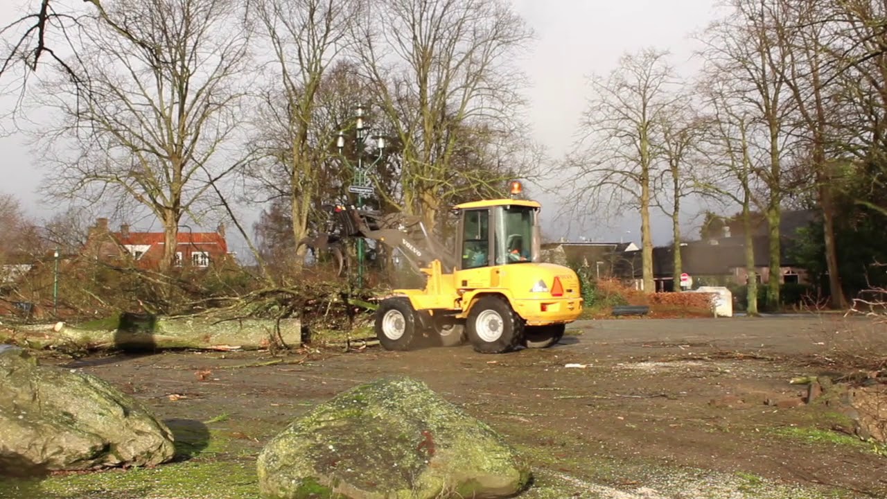 Opruim werkzaamheden na stormdag.