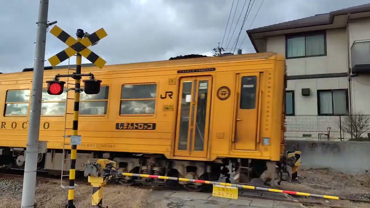 260121 154252 増田踏切（黄色い列車通過）