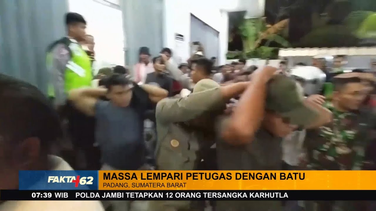 Puluhan Pedagang Kaki Lima Serang Satpol PP Akibat Semena-Mena Saat Menertibkan Dagangan - Fakta +62