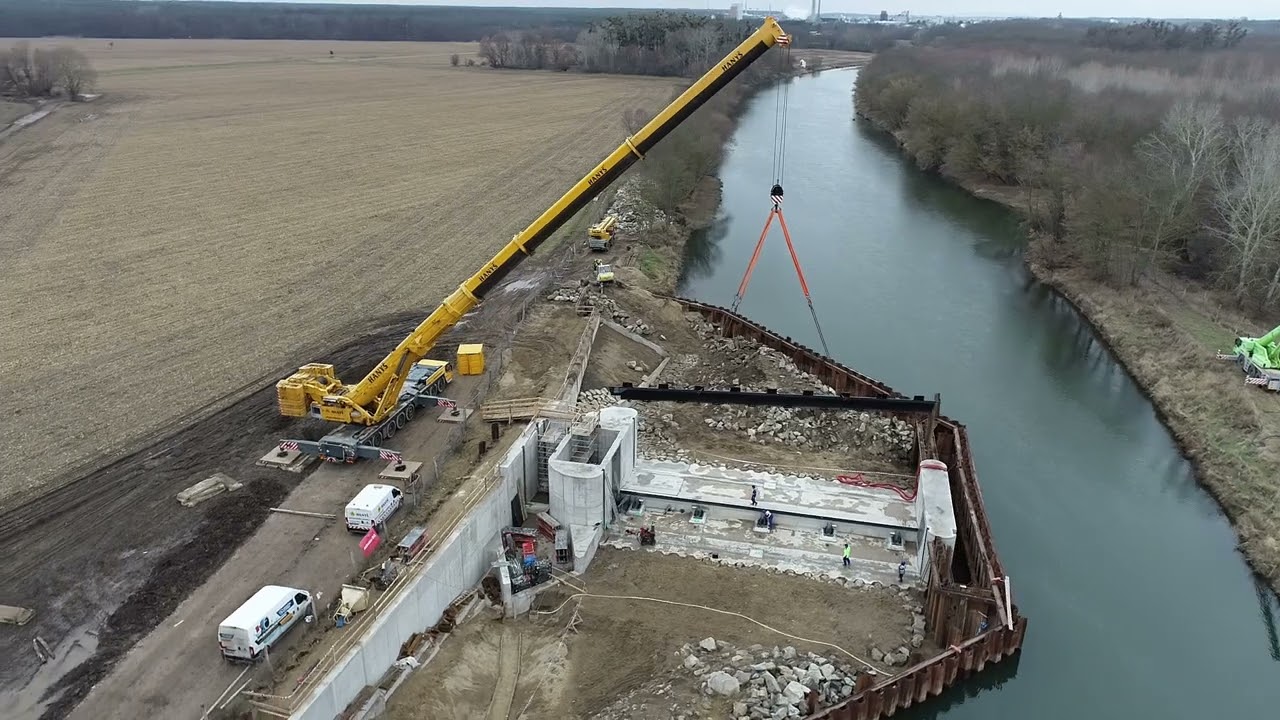 Stavba klapkového jezu na jihomoravském soutoku