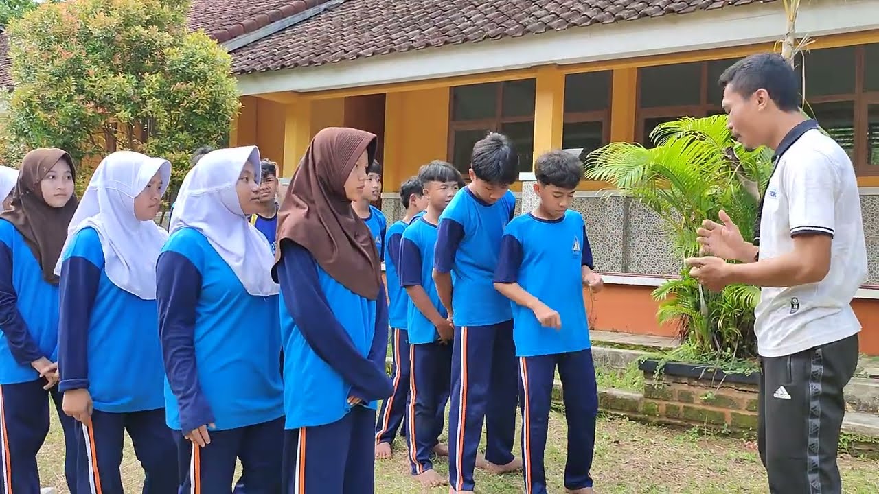 Emengarah materi pembelajaran lompat jauh