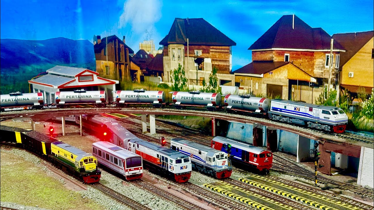 Merangkai mainan Kereta api Superpanjang KRL,CC201,CC206 & CC203 ngebut tabrakan anjlok terguling
