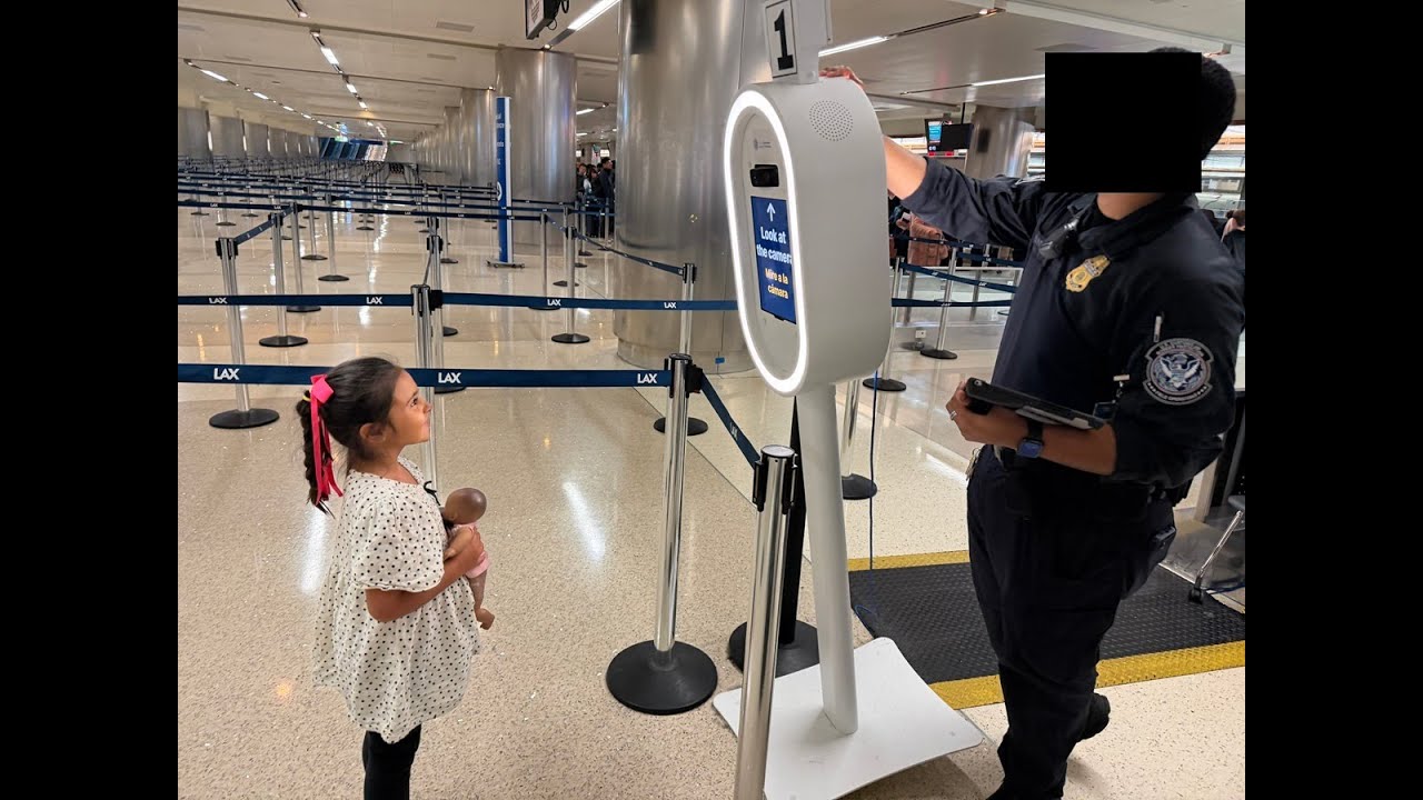 Тревожный сигнал для путешественников в США: отслеживание в социальных сетях, недовольство со сто...