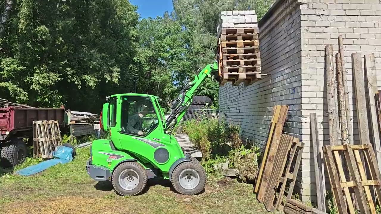 Avant 650i bricklift with boom self levelling