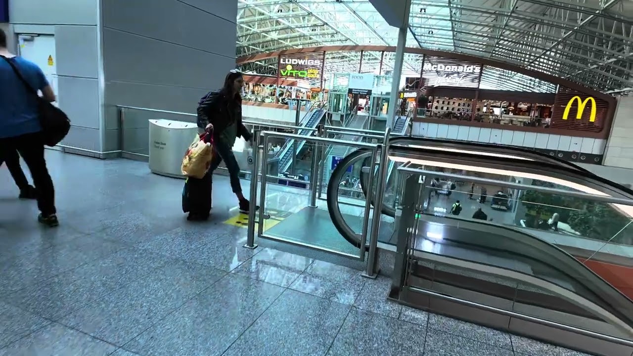Skytrain аэропорта Франкфурта, от Терминала 1 до Терминала 2
