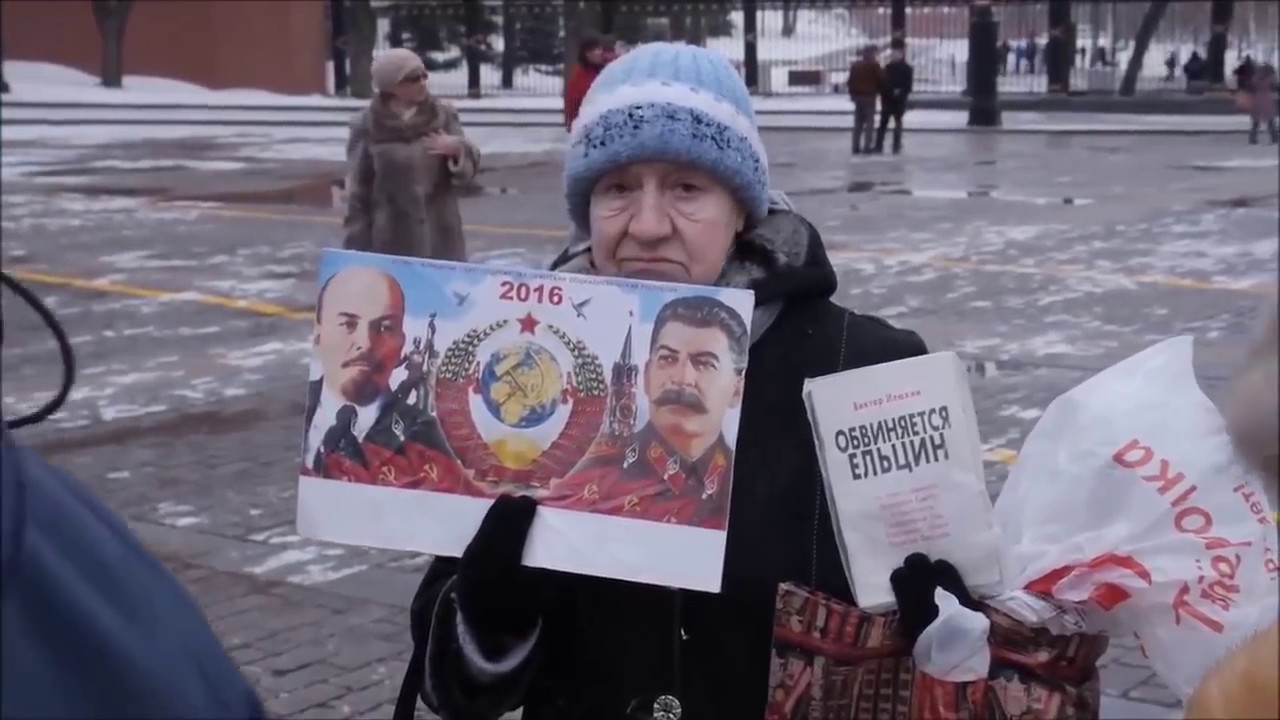 Russische Nationalisten greifen Stalin-Denkmal an (Russisch/Deutsche Untertitel)