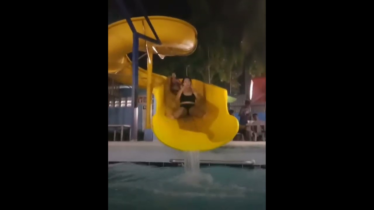 MULTONG BATA, NAGPAKITA SA SLIDE SA ISANG RESORT😱