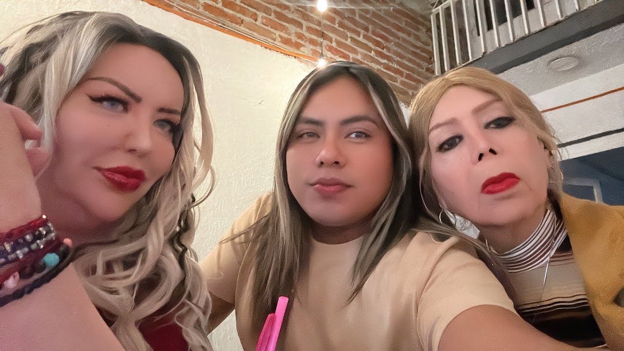 aquí  mis amigas distrayéndome Doris y Michelle 