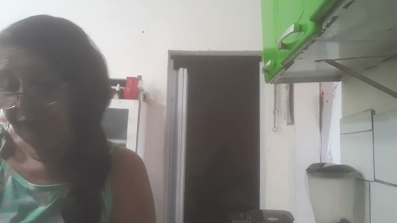Lavando.    .as  louça. Primeiro serviço  do  dia.kkkkk..