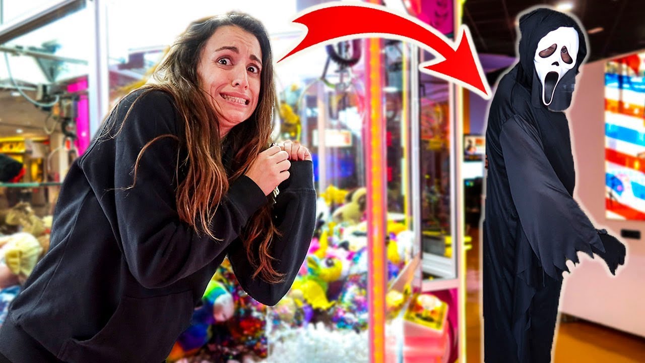 EL ENMASCARADO NOS PERSIGUE EN LOS MINI JUEGOS *¿Será parte del juego de Ghostface?