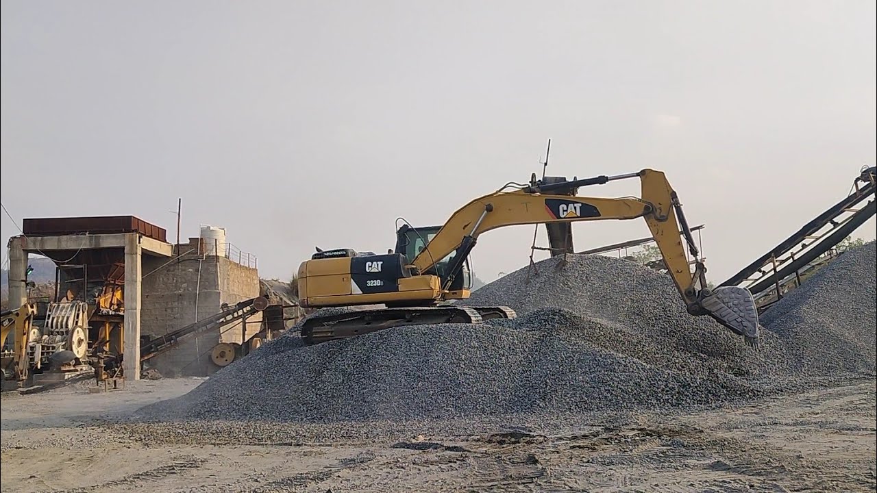 30mm Stone Chips Shifting #caterpillar #excavator #megamachine
