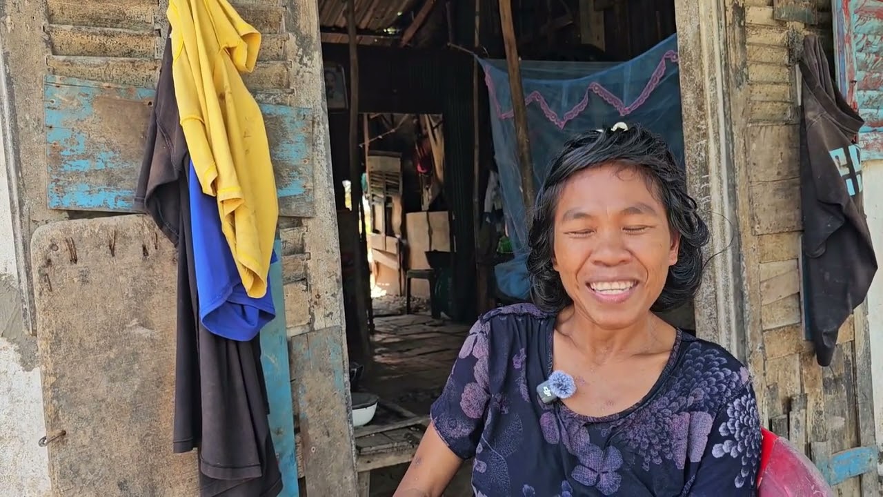 Giữa trưa nắng chị ôm con phơ/i nắng trong căn nhà rách nát khiến Bình Đen vô t/á h/ỏa