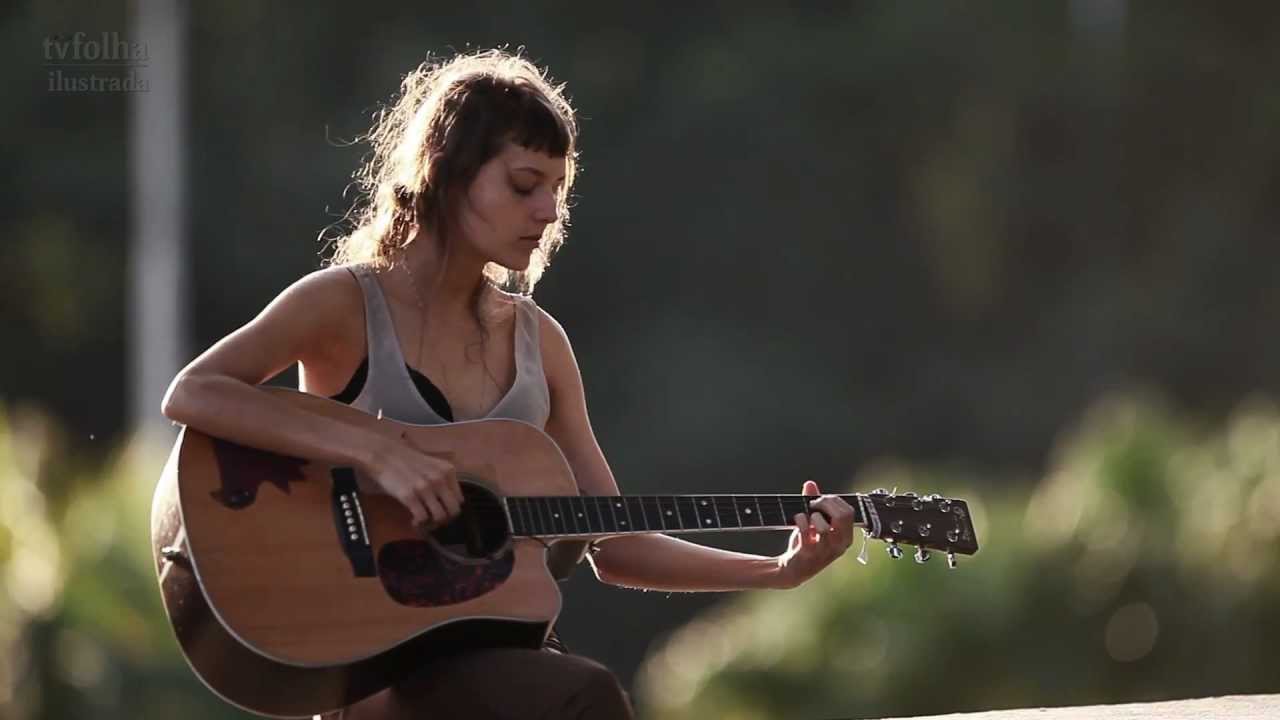 Mallu Magalhães toca 