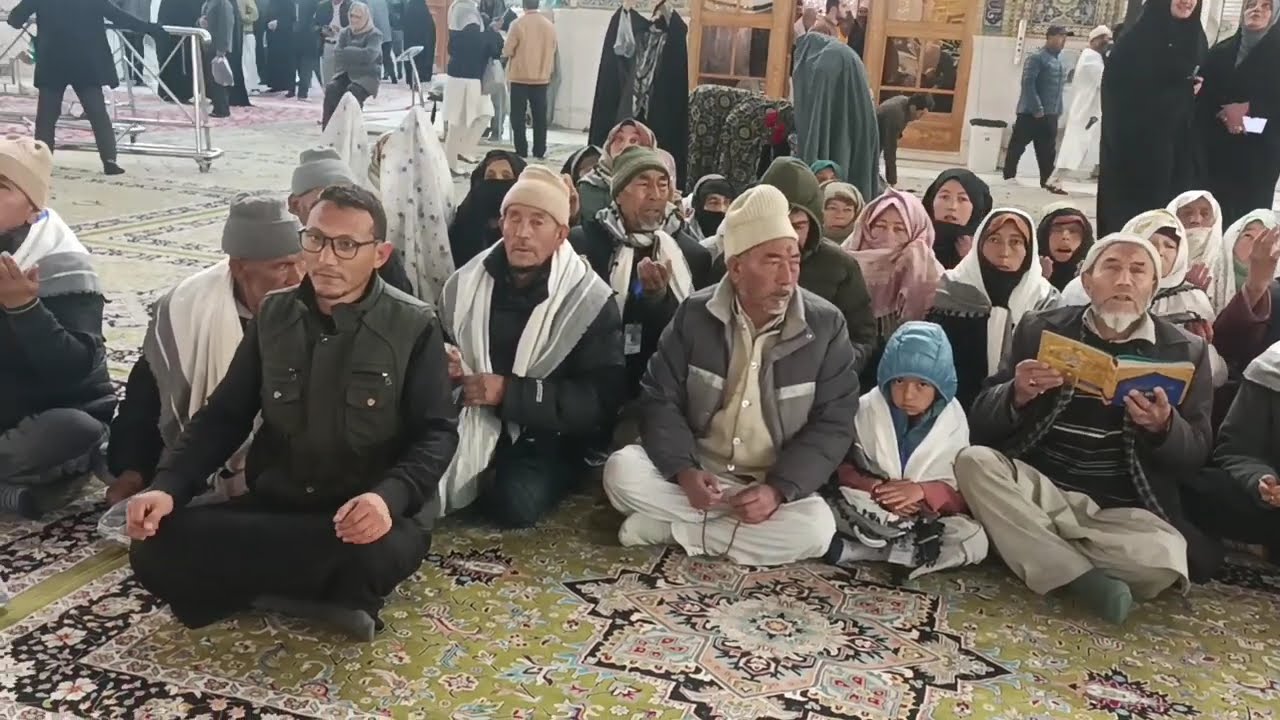 Karrar tour & travel کے زا یرین نجف اشرف حرم امیرالمومنین جاتے ھویے خادم کاروان شیخ افتخار نجفی سورو