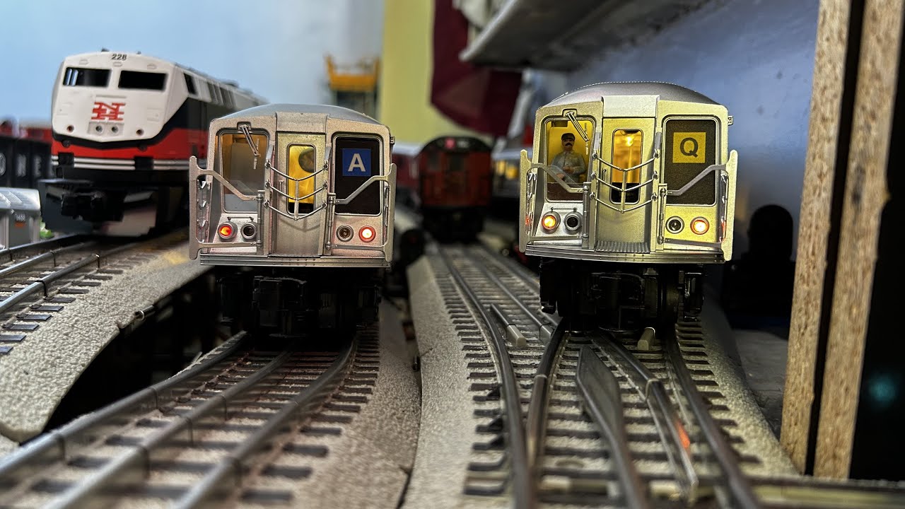 MTH Subway: MTA NYCT 4-Car R40 Slant (A) Train and 4-Car R40 Slant (Q) Train Action