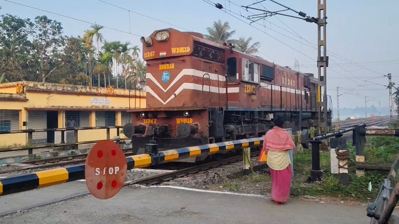 ইঞ্জিন ও স্লিপার বন্দে ভারত মেল এক্সপ্রেস বলাগড় রেলগেট ট্রেন ট্রেন।